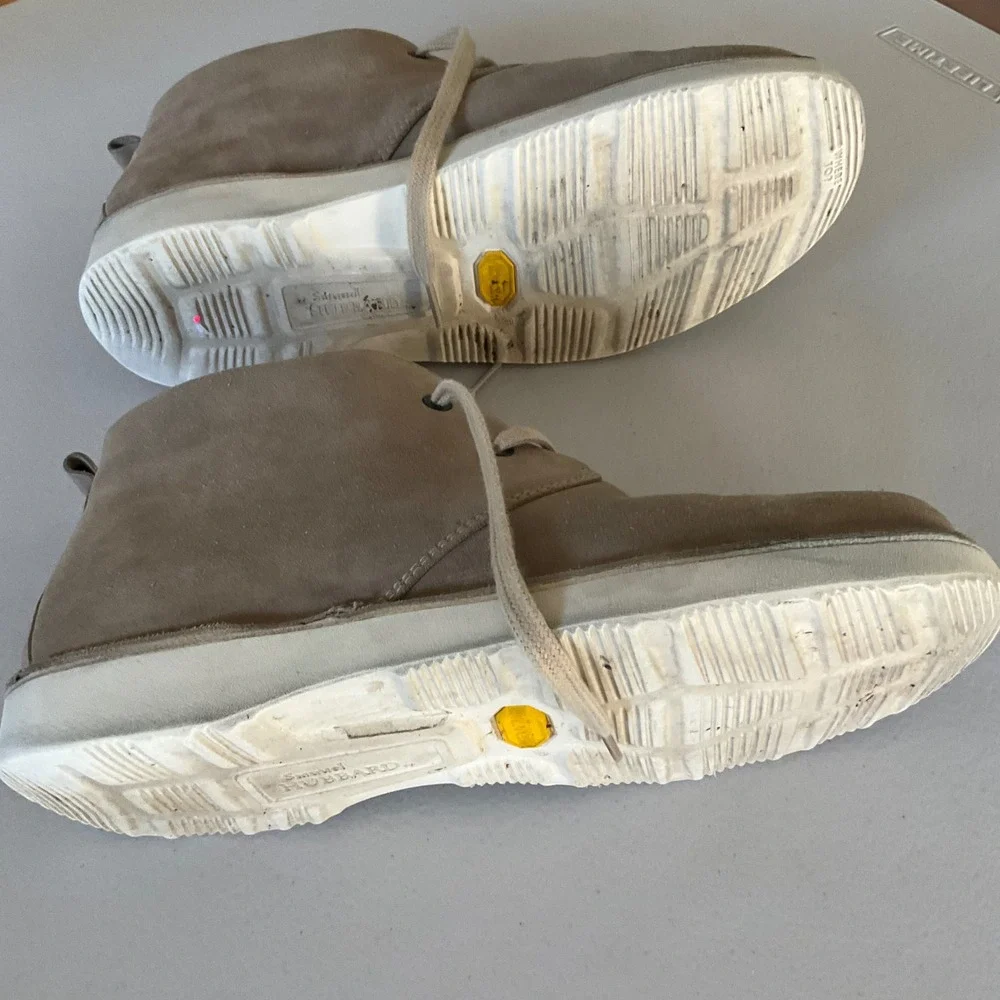 Samuel Hubbard Mens 10 Beige Suede Chukka Boots Comfort Vibram Sole